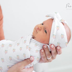 Conjunto de arrullo para niña TINY FLORAL, Accesorios florales para bebé, Arrullo personalizado con nombre de bebé, Diadema para bebé niña
