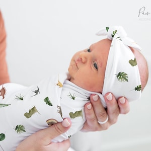DINOSAURIO Y ARCO IRIS Unisex Baby Swaddle Set, Accesorios para bebés en tonos tierra, Swaddle personalizado con nombre de bebé, Sombrero de niño, Diadema de niña