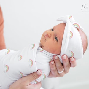 PASTEL RAINBOW Baby Girl Swaddle Set, Accesorios para bebés Rainbow, Swaddle personalizado con nombre de bebé, Diadema para niña