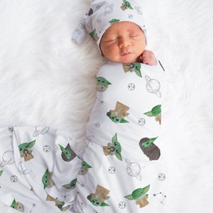 BABY YODA Baby Boy Swaddle Set, Accesorios para bebés mandalorianos, Swaddle personalizado con nombre de bebé, Sombrero de niño bebé