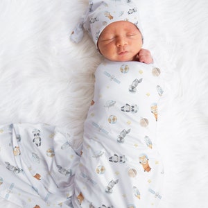 ASTRONAUTA Baby Boy Swaddle Set, Accesorios para bebés espaciales, Swaddle personalizado con nombre de bebé, Sombrero de niño bebé