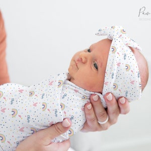 RAINBOW HEARTS Baby Girl Swaddle Set, Accesorios de amor para bebés, Swaddle personalizado con nombre de bebé, Diadema para niñas