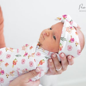 Floral Pig Baby Girl Swaddle Set, Accesorios florales para bebés, Swaddle personalizado con nombre de bebé, Diadema para niñas
