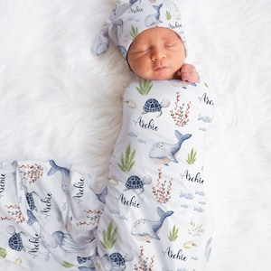 OCEAN Baby Boy Swaddle Set, Accesorios para bebés Ocean, Swaddle personalizado con nombre de bebé, Sombrero de niño