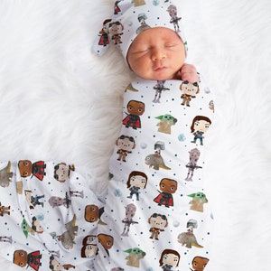 EL MANDALORIAN Baby Boy Swaddle Set, Accesorios para bebés de Star Wars, Swaddle personalizado con nombre de bebé, Sombrero de niño