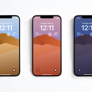 Peut inclure: Trois smartphones présentés côte à côte, chacun avec un fond d'écran de dunes de désert. Les écrans affichent l'heure 12:11, la date du jeudi 9 mars, des informations météo et des icônes d'état de la batterie. Les appareils ont des cadres noirs.