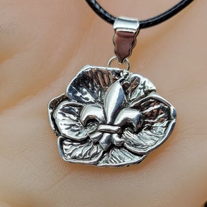 Grand collier à pendentif fleur de magnolia et fleur de lys en argent sterling 925