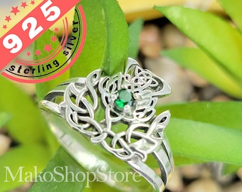 Könnte beinhalten: Sterling Silber Ring mit einem keltischen Knotendesign und einem grünen Edelstein. Der Ring ist mit "925 Sterling Silber" gekennzeichnet.
