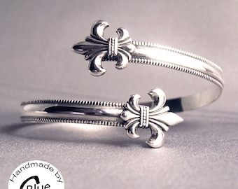 Pulsera ajustable con flor de lis en plata de ley 925. Brazalete pequeño, mediano, grande o XL.