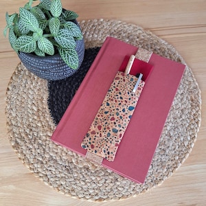 Porte stylo en tissu liège Terrazo - Etui à stylo pour livre et carnet - Marque-page à élastique
