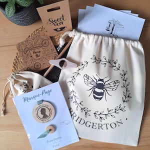 Box Cadeau BRIDGERTON pour les amoureux de la saga : Pochon à livre Abeille, Marque-page bois, et accessoires
