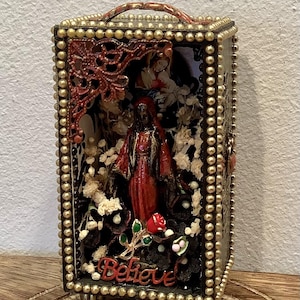 Virgen María, pequeño santuario de madera, ornamentado, altar portátil, diorama, estilo vintage, católico, cristiano, retablo, único, hecho a mano