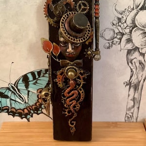 Art d'assemblage steampunk : cabaret macabre, « Que le spectacle commence ! », sculpture technique mixte, fait main, unique