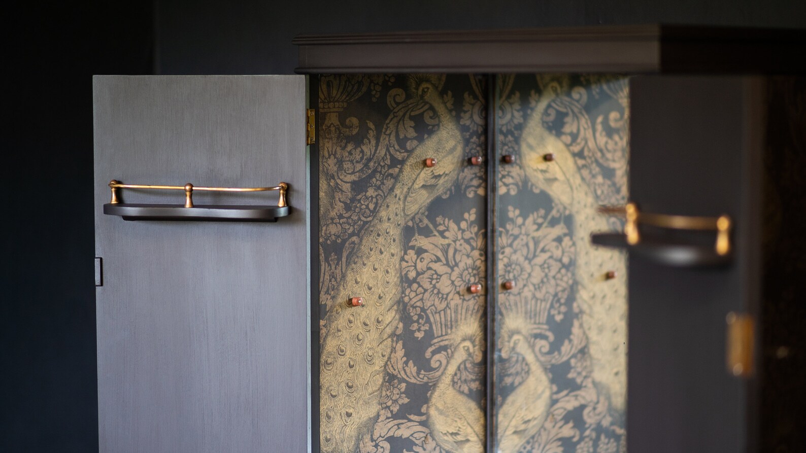 Vendido. Gabinete de cócteles vintage. Estilo Reina Ann. | Etsy