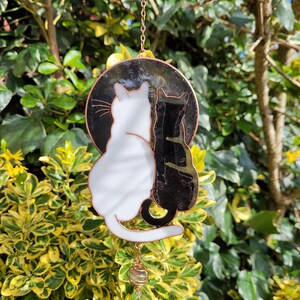 Carillón de viento con forma de gato que mira la luna: un atrapasol colorido para el jardín