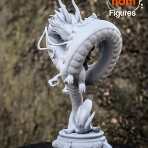 K&ouml;nnte beinhalten: Eine wei&szlig;e, 3D-gedruckte Figur eines Drachen, der sich um sich selbst windet. Der Drache hat einen detaillierten, strukturierten K&ouml;rper und einen Sockel mit einem dekorativen Design.