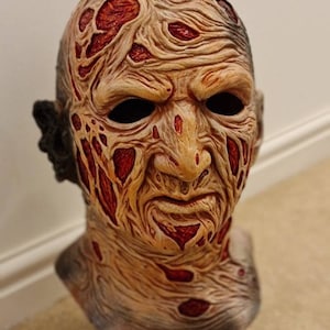 Latex Freddy Krueger Lizenz Maske von Trick or Treat Studio aus A Nightmare on Elm Street Teil 1 - Generalüberholt/ neu lackiert - Myers, Freddy,
