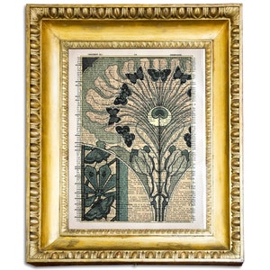 Könnte beinhalten: Ein Vintage-Kunstdruck auf einer Buchseite mit einem stilisierten floralen Design mit Schmetterlingen in Blau- und Grüntönen. Der Druck ist in einem goldenen Rahmen gerahmt.