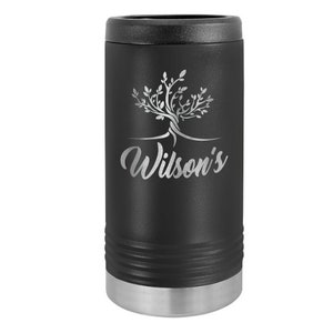 Könnte beinhalten: Schwarzer Edelstahl-Getränkedosenkühler mit silbernem Boden. Der Kühler hat ein Baumdesign und den Text "Wilson's" auf der Seite eingraviert.