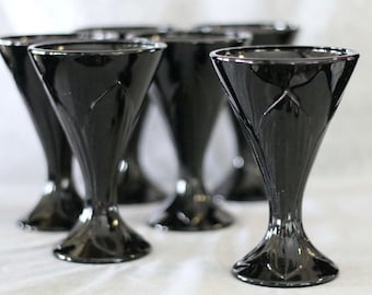 Copas de martini Art Déco de 6 piezas en color amatista negro Arcoroc Luminarc Francia. Copa de cristal amatista negro con tallo en forma de pétalo elevado. Decoración vintage en color negro.