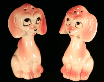 1950-talets 10 cm höga antropomorfa rosa hund salt- och pepparkar Shakers samlare Rosa kökskitsch 1950-talets kitsch samlare