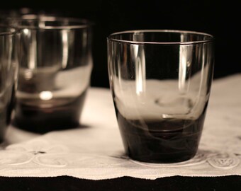 Juego de 6 vasos bajos de estilo moderno de mediados de siglo, color gris humo. Artículos de bar MCM de alta calidad. Regalo para anfitriona. Artículos de bar para la cueva del hombre. Regalo para papá.