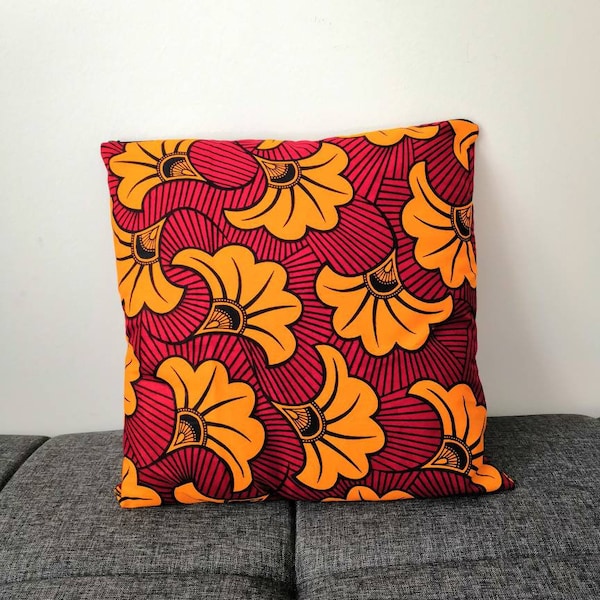 Housse de coussin wax - Fleur jaune orangé sur rouge