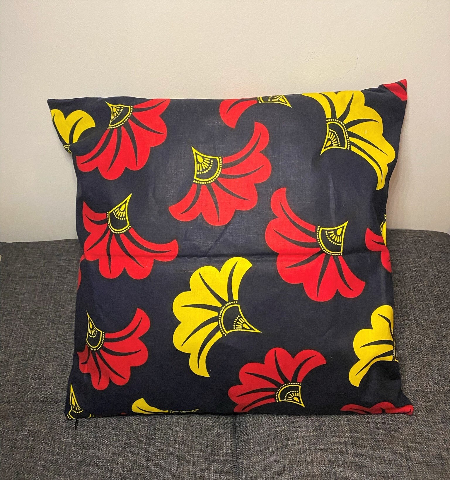 Housse de Coussin Wax - Fleur Mariage Rouge/Jaune sur Noir