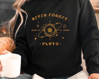 Pluto Never Forget Planet Sweatshirt astronomie geschenken Pluto Shirt Esthetic Universe Shirt Pluto Shirt Retro Space Tee planeet Sweatshirt 1930