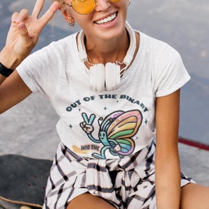 Icke-binär Pride-t-shirt: Retro regnbågsfjäril Genderfluid-t-shirt