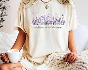 Camiseta de lavanda y mariposas / Camiseta para amantes de la naturaleza / Hermosa camiseta de viaje con lavanda / Camiseta con lavanda / Camiseta con mariposas y flores silvestres