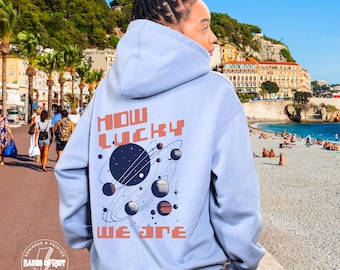 Sudadera con capucha "Qué suerte tenemos": sudadera de salud mental estilo retro de los 90
