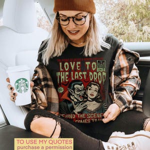 Może przedstawiać: Czarny t-shirt z grafiką w stylu vintage komiksu przedstawiającą wampira i kobietę. Grafika głosi "Love to the Last Drop".