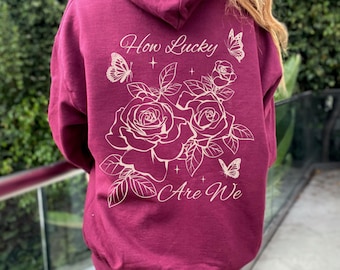 Sudadera con capucha "Qué suerte tenemos" Sudadera con capucha "Essentials" Sudadera con capucha "Salud mental" Sudadera con capucha "Mariposas" Sudadera con capucha "Chistiana" Regalo para hermana para ella Sudadera con capucha "Centro de la ciudad"