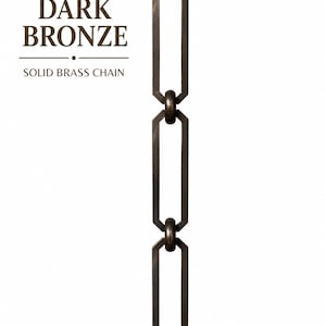 Pode incluir: Uma corrente vertical de latão maciço em bronze escuro com elos retangulares alongados ligados por pequenos anéis circulares. O texto "DARK BRONZE" e "SOLID BRASS CHAIN" está impresso em castanho escuro no lado esquerdo da imagem.
