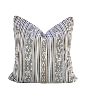 Fundas de exterior Sunbrella a rayas con ribete gris / Fabricadas en Australia. Resistentes a las manchas y al moho, duraderas para condiciones climáticas adversas, con cierre de cremallera. Both sides stripe