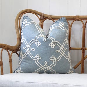 Chambray bestickter Kissenbezug. Fabricut Kissenhüllen. Australische Kissenbezüge