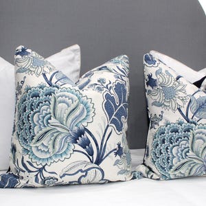 Fundas de cojín con flores grandes de lino Boho Blossom. Fabricadas en Australia. Cojines de lino. Cojines verde salvia y azul marino.