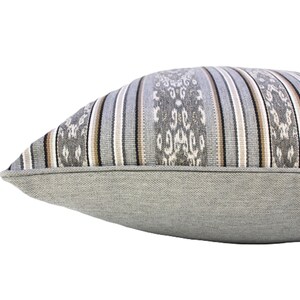 Fundas de exterior Sunbrella a rayas con ribete gris / Fabricadas en Australia. Resistentes a las manchas y al moho, duraderas para condiciones climáticas adversas, con cierre de cremallera. Backed with solid