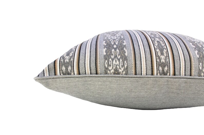 Fundas de exterior Sunbrella a rayas con ribete gris / Fabricadas en Australia. Resistentes a las manchas y al moho, duraderas para condiciones climáticas adversas, con cierre de cremallera. Backed with solid