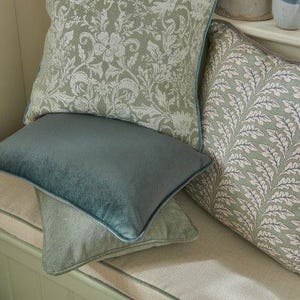 Funda de almohada Woodcote Sage Oak Leaf, cojín de diseño en verde oliva brumoso, estilo rústico costero, tela ILIV, parte trasera de terciopelo con ribete. imagen 3