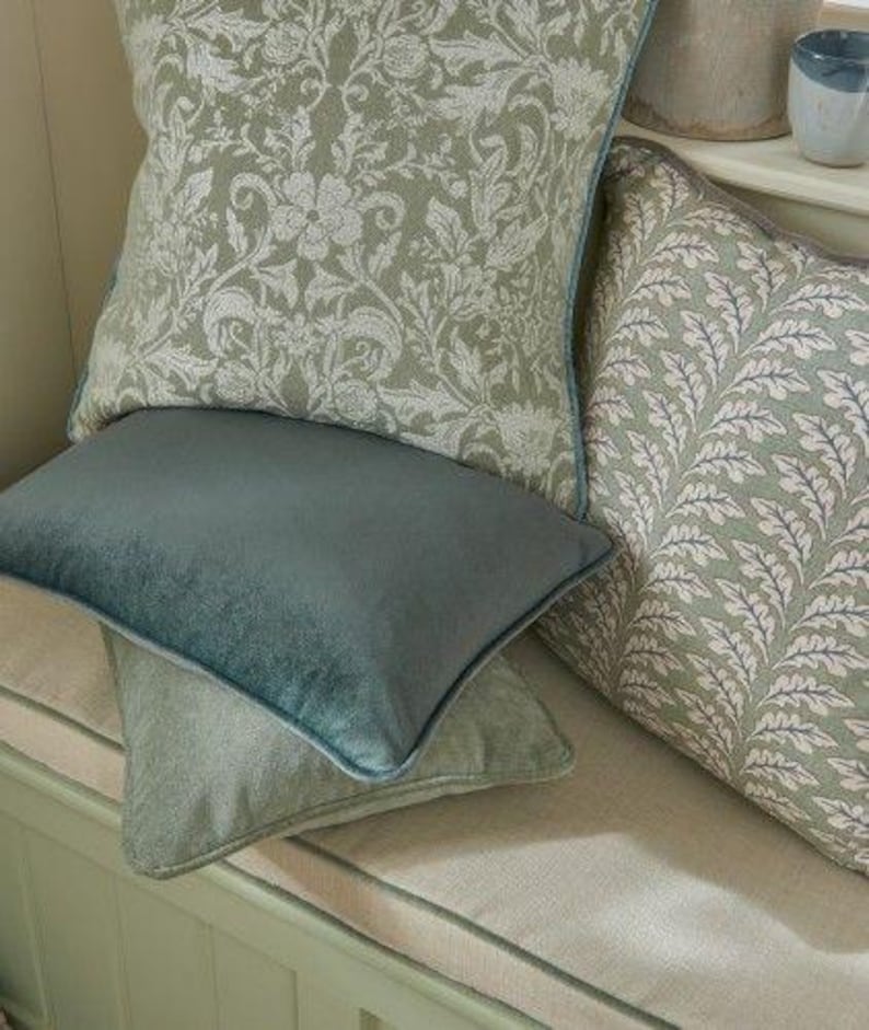 Funda de almohada Woodcote Sage Oak Leaf, cojín de diseño en verde oliva brumoso, estilo rústico costero, tela ILIV, parte trasera de terciopelo con ribete. imagen 3