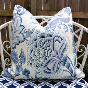 Cojín bohemio con diseño de flores azules y blancas, 100 % algodón, cojines florales tropicales clásicos Portsea de Hampton's Decor. Fabricado en Australia.