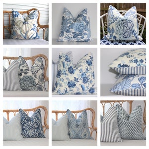 Fundas de cojín REVERSIBLES estilo Hampton. Fabricadas en Australia, con estampado floral azul y ribetes en las cubiertas.
