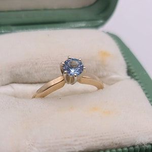 Precioso anillo solitario de oro amarillo de 14 quilates y topacio azul, anillo de compromiso, piedra natal de diciembre