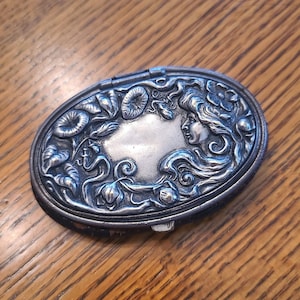 Jugendstil-Portemonnaie mit silberfarbenem Klappdeckel und Lederboden, Repousse 'Frauenporträt mit Morning Glory-Umrandung