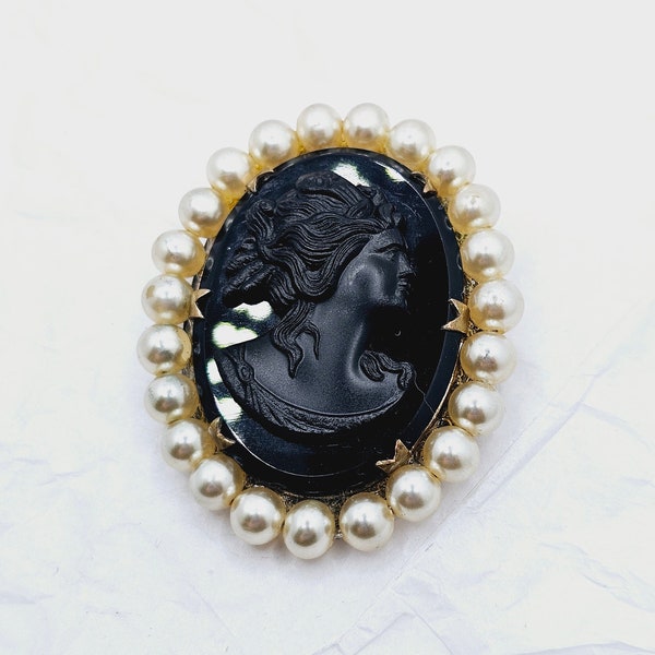 Beau grand camée en verre noir entouré d'une bordure de fausses perles, broche de deuil, bijoux vintage anciens