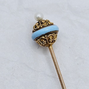 Sweet Little 10K geelgouden steekspeld met ronde filigraan bovenkant en een echte parelknop en Robin's Egg Blauw emaille, antieke hoedenpin