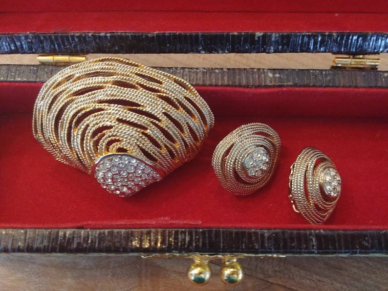 Lovely Shell Shaped Brooch with Matching Earrings