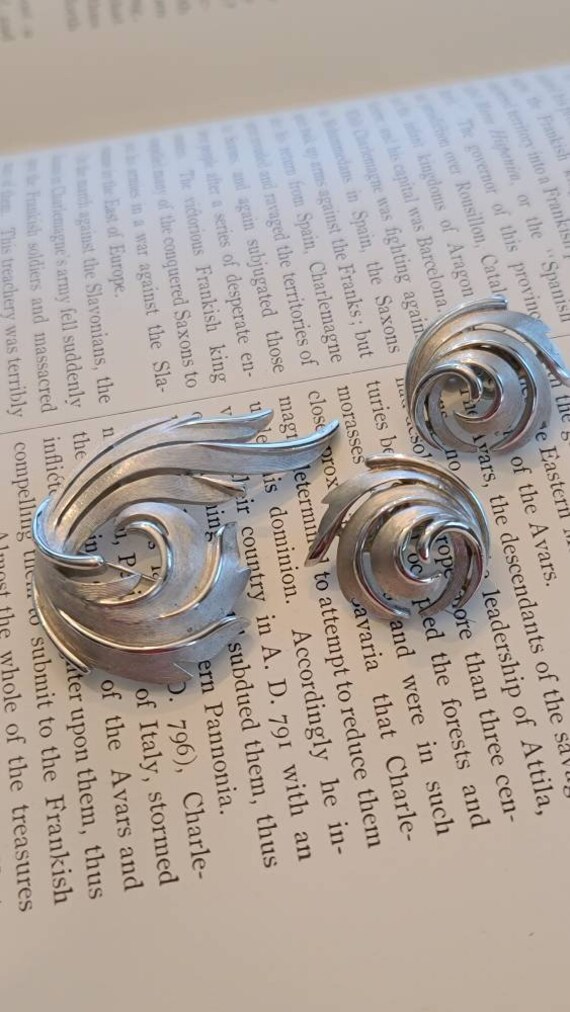 Excellent Trifari Mid-Century Silver-Tone Swirls … - image 1